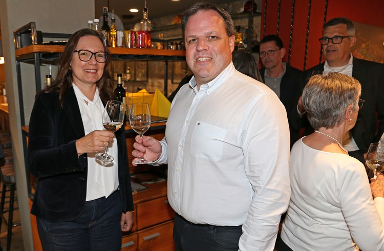 Stiessen mit Gästen im «Türmli» auf das ausgezeichnete Wahlresultat der FDP Sempach an: Tanja Schnyder und Christian Stofer. (Foto Geri Wyss)