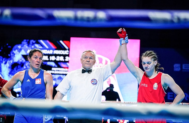 Im Viertelfinal verliert Anna Jenni (links) gegen Kristina Kaluhova. (Foto zVg/EUBC)