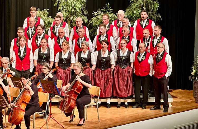 Klassik trifft auf Jodel: Der Jodelclub Sempach erhielt Unterstützung vom Orchester Sursee-Sempach. (Foto Christoph Leisibach)