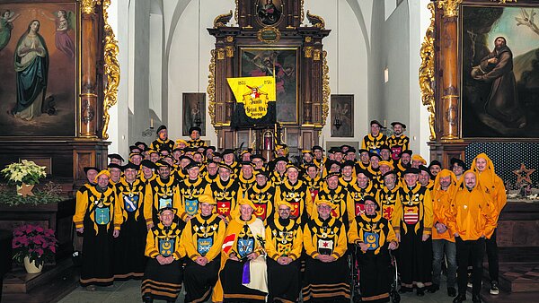 Die vereinigte Zunft 2025 vor der Wahl des neuen Heinivaters. Bild: zVg