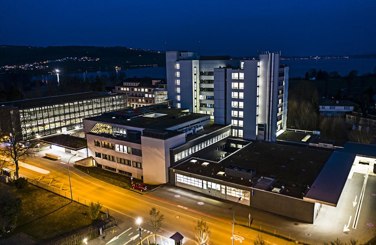 Das Luzerner Kantonsspital Sursee bei Nacht. (Symbolbild SuWo)