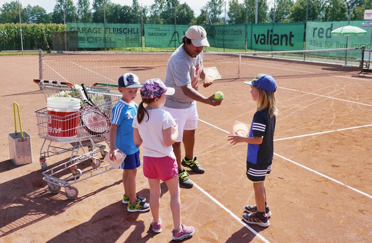 Alle tennisinteressierten Kinder und Jugendlichen können sich nun für die Trainings beim TC Sempach anmelden. (Foto zvg)