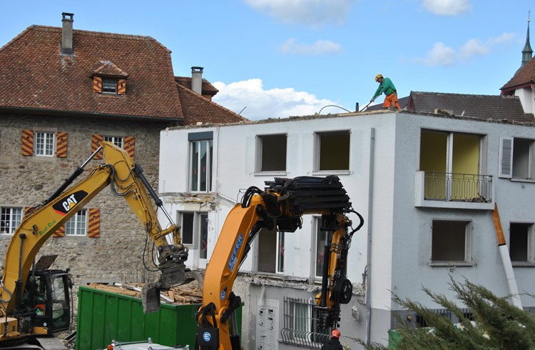 Innerhalb von zwei Stunden wurde der Dachstock des Sempacher Postgebäudes abgerissen. (Foto Ramon Wolf)