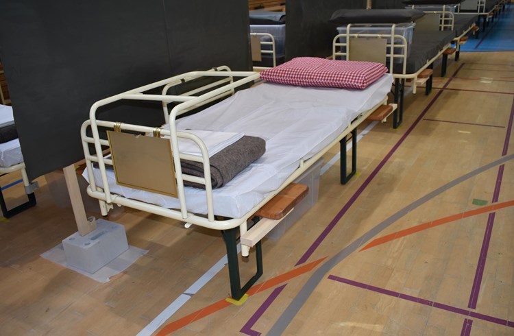 So sieht ein Notfallbett mit Bettbezug aus. Die Decke fehlt auf dem Bild.