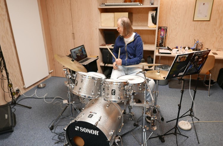 Schlagzeuglehrer Dany Schnyder unterrichtet einen Schüler der Musikschule oberer Sempachersee online. (Foto zvg)