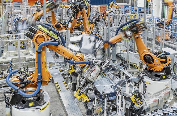 In Autofabriken sind Industrieroboter längst Realität. Auch in anderen Wirtschaftszweigen würden Menschen bald von Maschinen und künstlicher Intelligenz ersetzt, prophezeit Sozialethiker Peter Kirchschläger. (Foto Keystone)