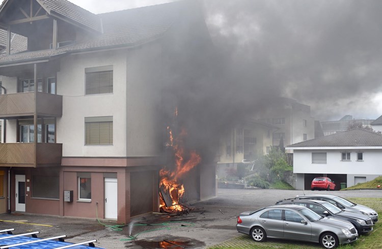 In Oberkirch geriet ein Fahrzeug in einer Garage in Brand. (Foto Luzerner Polizei)