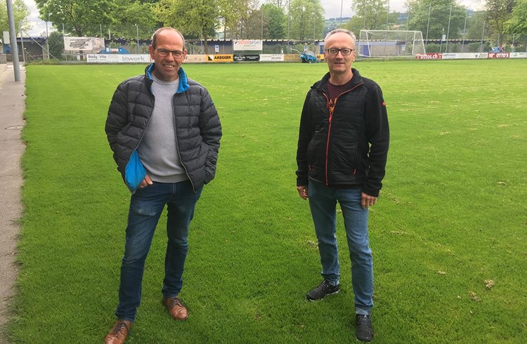 Der bisherige Platzwart des FC Sempach, Kudi Helfenstein (links) und sein Nachfolger Theo Mathis bei der Amts-Übergabe auf dem Sportplatz Seeland. (Foto zvg)