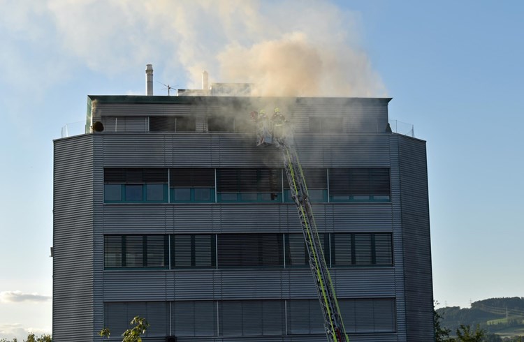 Im 7. Stock eines Surseer Hochhaus entwickelte sich ein Feuer. (Foto Lupol)
