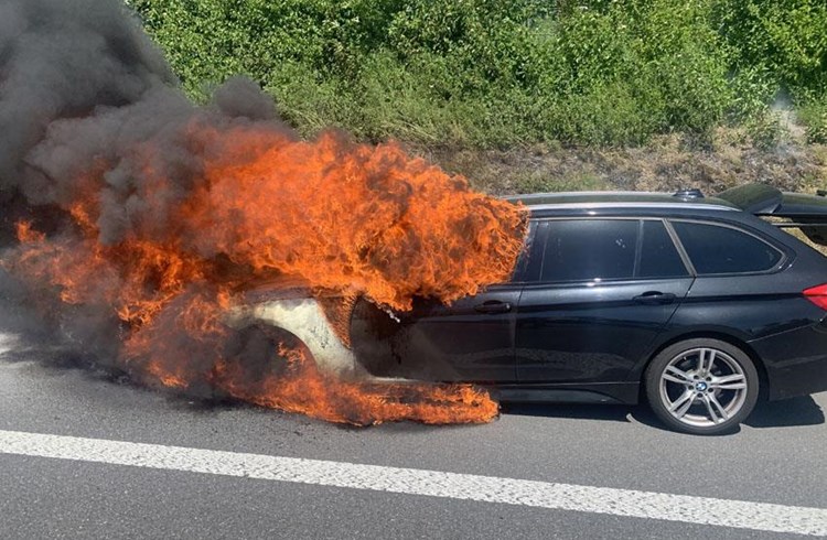 Am Wochenende brannte ein Auto auf der Autobahn bei Eich komplett aus. (Foto Staatsanwaltschaft Luzern)