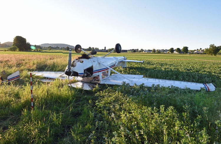 Am Freitagabend verlor ein Kleinflugzeug auf dem Flugplatz in Neudorf nach dem Start an Höhe. Bei der Landung überschlug sich das Flugzeug, zwei Personen wurden verletzt. (Foto zVg)