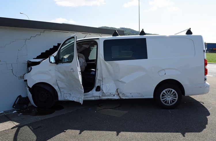 Durch die Kollision eines Lieferwagens mit einem Auto prallte dieser in eine Garagenbox. (Foto Luzerner Polizei)