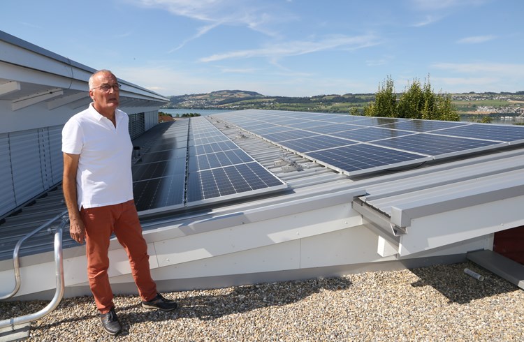 Bauvorsteher Marcel Morf auf dem Dach des Zentrums Sagi mit den Solarzellen. (Foto Geri Wyss)