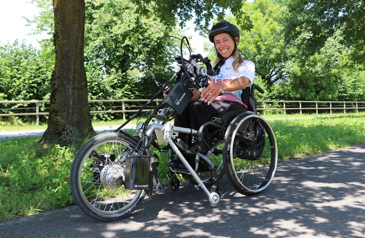 Wird mit dem Vorspann-E-Bike die 13 Etappen mit 700 Kilometern Distanz und 6500 Höhenmetern absolvieren: die ehemalige Paralympics-Medaillengewinnerin Pia Schmid. (Foto zvg)