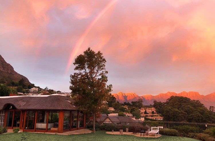 Ein Regenbogen erstreckt sich über die Gästelounge des Cape Edelweiss. Im Hintergrund: die Hottentots Holland Mountains. (Fotos Stefan Forster/zvg)