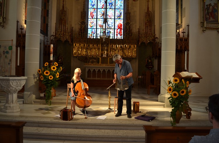 Kristina Brunner und Albin Brun liessen am Cello und Waterphone ungewohnte Klänge entstehen. (Foto Emil Barmet)