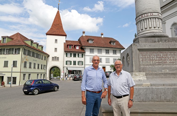 Noch Stadtpräsident Franz Schwegler und Finanzvorsteher Bruno Stofer, der ebenfalls Ende Monat abtritt, stehen beim Löwendenkmal im Städtli. (Foto Geri Wyss)