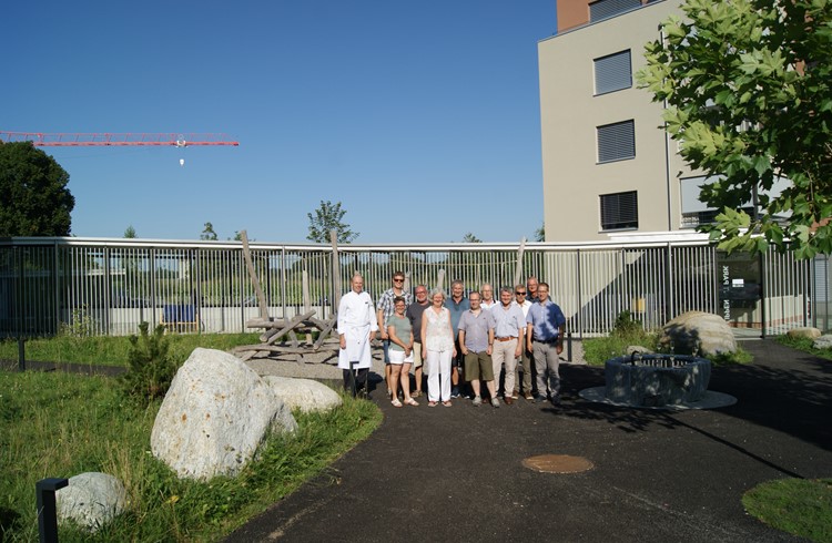 Geologe Roger Zurbriggen (vierter von rechts) zusammen mit Gemeindebehörden, Vertretern der Baukommission und des Verwaltungsrates des Lippenrütiparks. (Foto zvg)