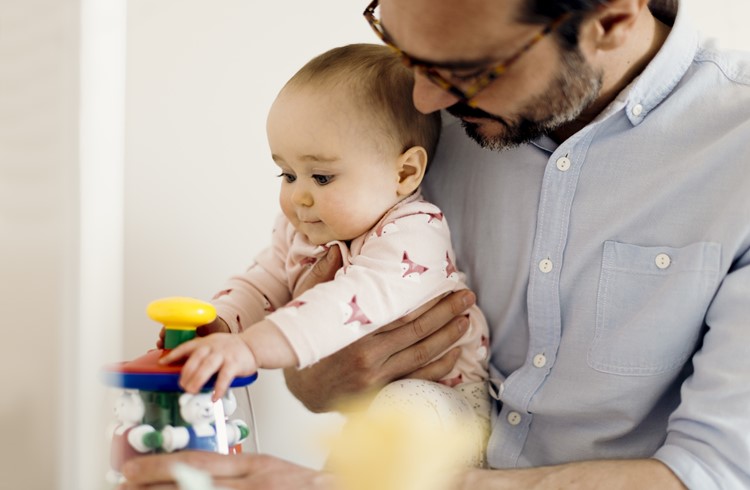 Ein Vater, der sich Zeit für sein Baby nimmt. Der Vaterschaftsurlaub soll dafür den rechtlichen Rahmen schaffen. (Foto Keystone)