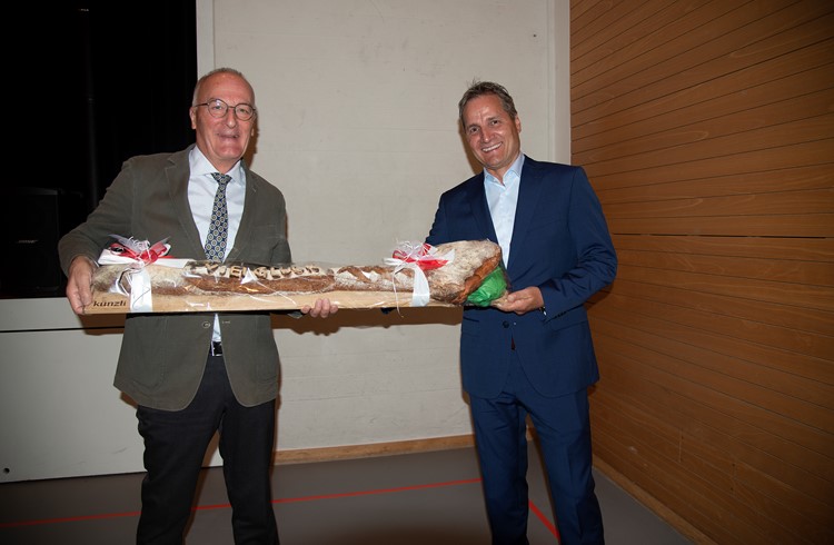 Marcel Morf überreichte seinem Nachfolger Meinrad Müller eine symbolische Schaufel aus Brot. Foto: Livia Kurmann