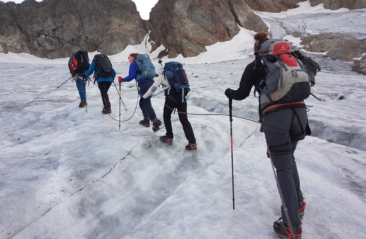 Das Gletschertrekking der Sempacher Woche und des Anzeigers vom Rottal führte in abenteuerliche Höhen. (Foto zvg)