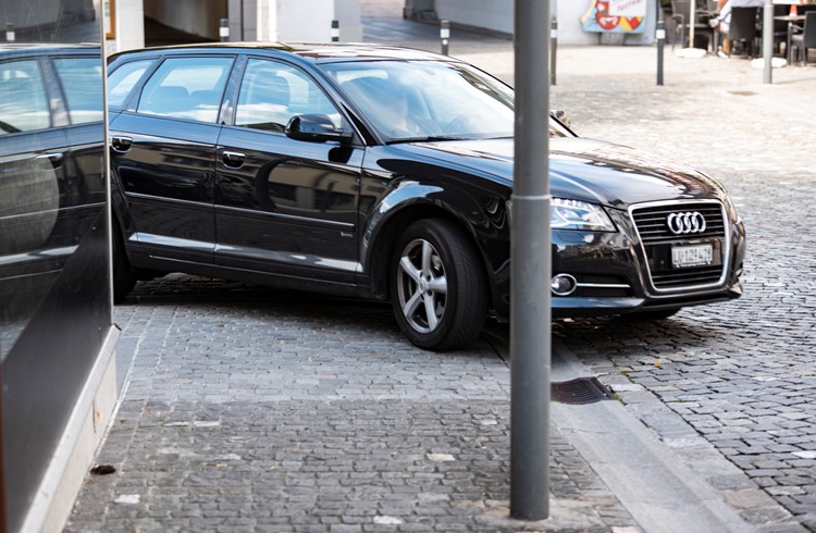 In der Unterstadt drohen «Plattfüsse»: Viele Autofahrer neigen dazu, die Kurve am Judenplatz zu schneiden. (Foto Fabian Zumbühl)