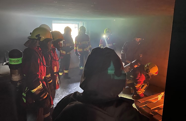 Der Atemschutz der Feuerwehr kann im neuen Brandhaus den Einsatz üben. (Foto zVg)