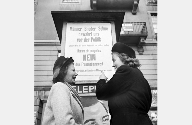 1947 schauen diese beiden Frauen auf ein Plakat: «Männer - Brüder – Söhne bewahrt uns vor der Politik.» (Foto Keystone)