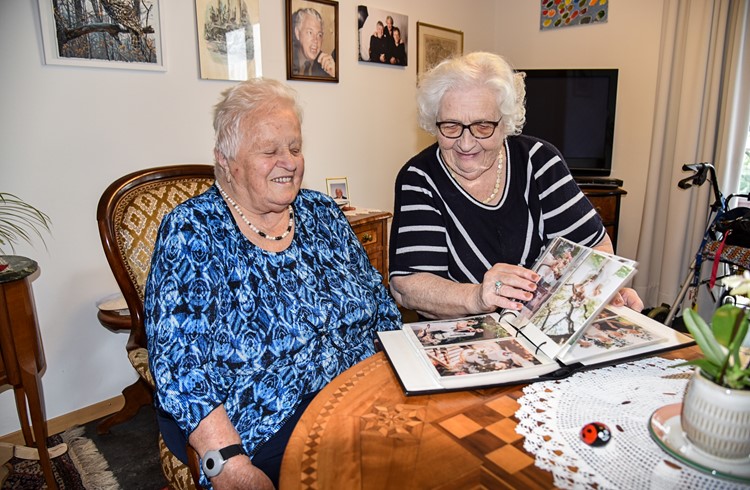 Miggi Bühler (links) und Anna Suter, Bewohnerinnen des Seeblicks in Sursee, erinnern sich 50 Jahre zurück. (Foto Livia Kurmann)