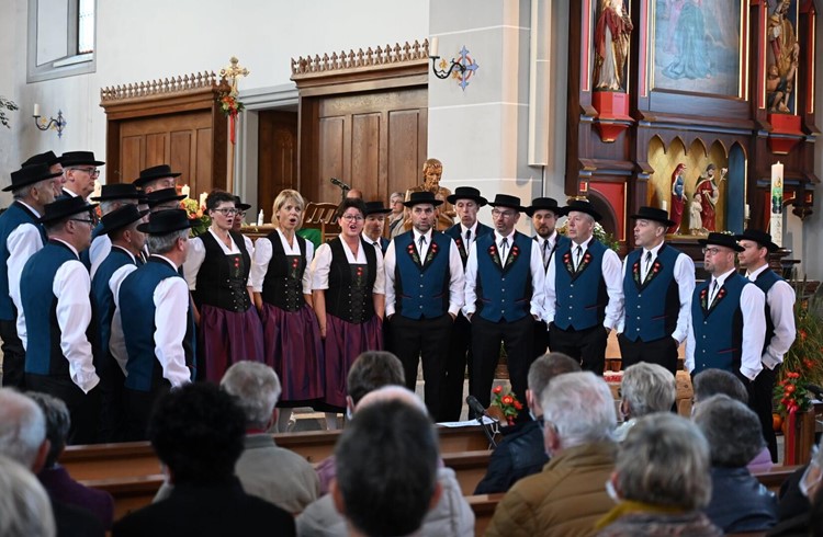 Der Jodlerklub Nottwil feierte sein 75-jähriges Bestehen mit einer Trachtenweihe in der Pfarrkirche. (Foto Werner Mathis)