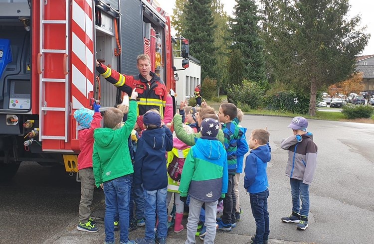 Der Besuch bei der Feuerwehr war einer der 95 Kurse, die beim Ferienpass Sempach in diesem Jahr besucht werden konnten. (Foto zvg)