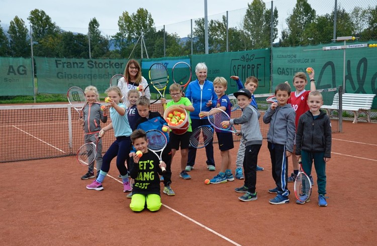 Eines der sportlichen Kurse: Tennis. (Foto zvg)