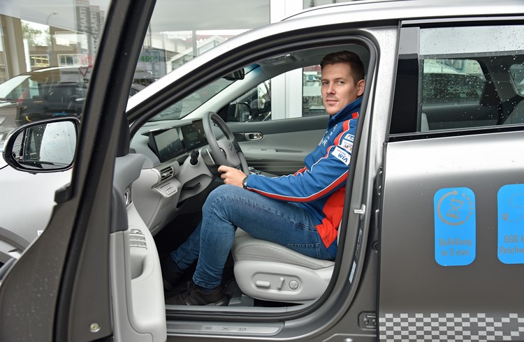 Stephan Troxler, Leiter Verkauf bei Auto Birrer Sursee, zeigt den «Hyundai Nexo», der mit Wasserstoff betrieben wird. (Foto Livia Kurmann)