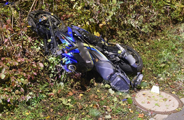 Das Motorrad nach dem tragischen Selbstunfall auf der Neuenkirchstrasse in Emmenbrücke. (Foto zvg)