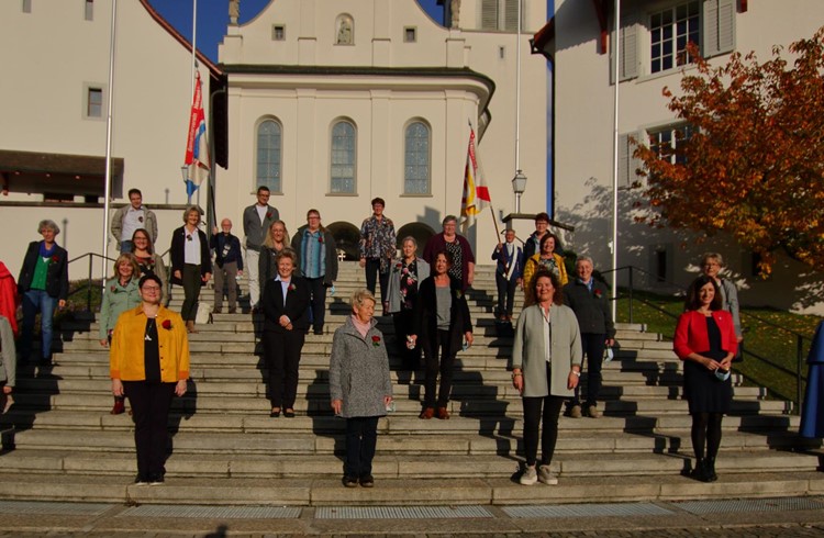 Die Geehrten mit Gästen auf der Treppe der Kirche St. Martin in Hochdorf. (Foto zvg)