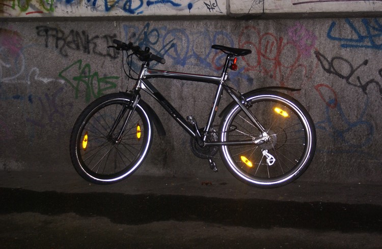 Fahrradreflektoren tragen zur Unfallverhütung bei Nacht bei. (Foto Christian Mahler/pixelio)