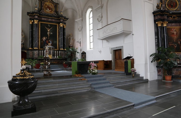 Der Altarraum mit Podest der Kirche St. Stephan in Sempach. (Foto Geri Wyss)