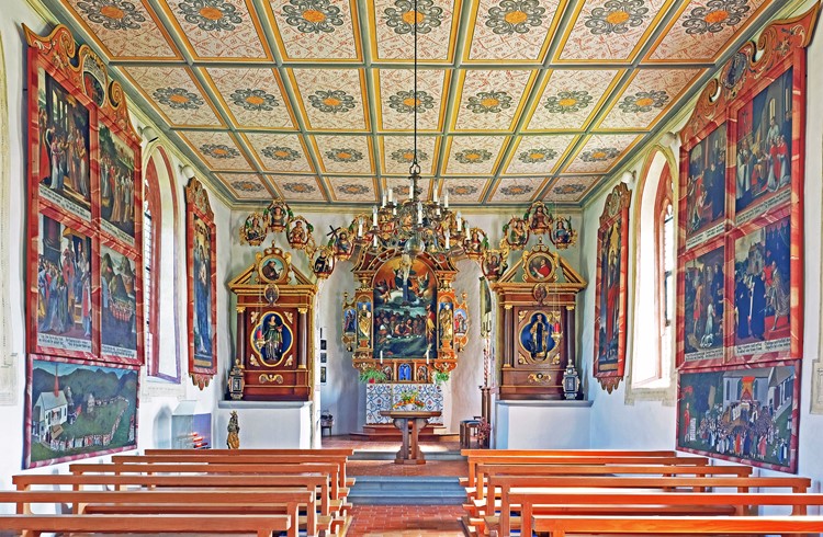 Blick gegen den Chor hin: Das Innere der Kapelle wartet mit prächtigen Wandbildern und Statuen auf. (Foto Otto Schmid)
