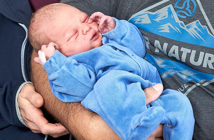 Der kleine Laurin Jan ist das 1000. Baby, das dieses Jahr im Luzerner Kantonsspital Sursee geboren wurde. Foto ZVG