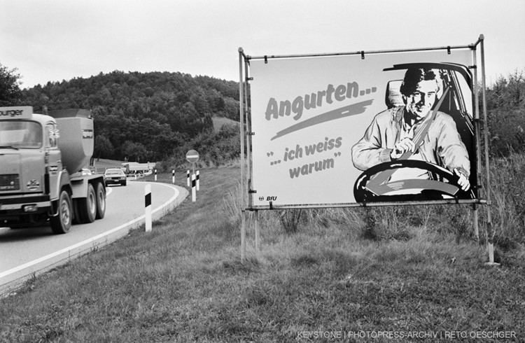 Eine Plakataktion 1980der Schweizerischen Beratungsstelle für Unfallverhütung erinnerte vergessliche Autofahrer bei Autobahneinfahrten an das Tragen der Sicherheitsgurten. (Foto Reto Oeschger/Keystone)