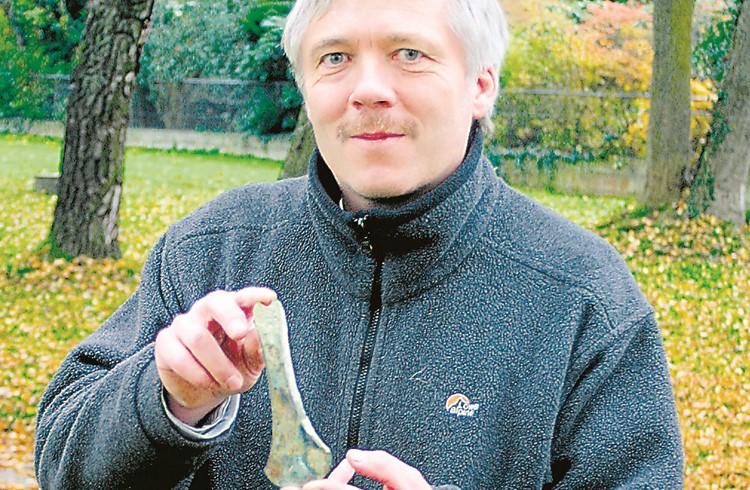 Ebbe Nielsen zeigte 2004 eines seiner Lieblingsstücke: Ein Beil aus der Frühbronzezeit (2000 vor Christus), gefunden am Ufer des Sempachersees bei Eich: «Ein seltener und gut erhaltener Fund.» (Foto Archiv/SuWo)