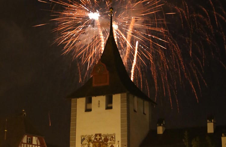 Schön mitanzusehen, aber stressig für Tiere: Feuerwerk von den Toren des Sempacher Städtlis. (Foto Geri Wyss/Archiv)