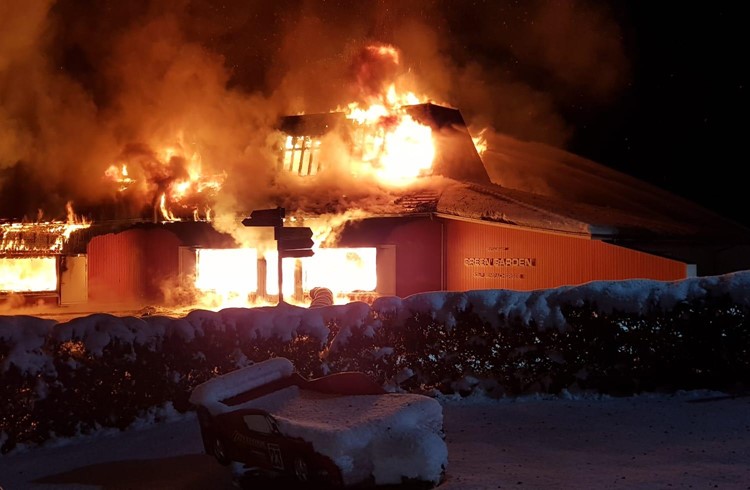 70 Feuerwehrleute versuchten in der Nacht von Montag auf Dienstag, das Feuer in den Griff zu kriegen. (Fot zVg)