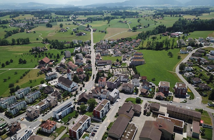 Siedlungsränder müssen auf die sie umgebende Landschaft Rücksicht nehmen – wie hier in Neuenkirch. (Foto Jana Schenk/Archiv)