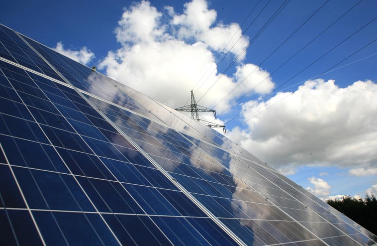 Spielt bei der Energiewende eine zentrale Rolle: das Nutzen von erneuerbarer Energie, hier mit einer Photovoltaikanlage. (Foto pixelio.de)