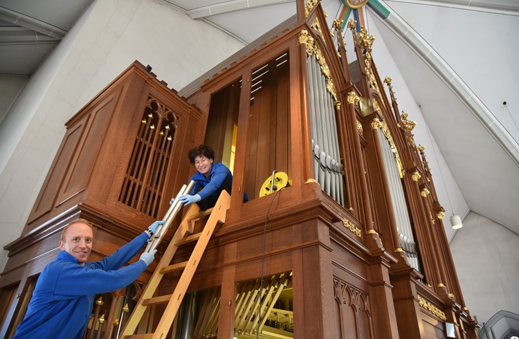 Jens Krug und Evelyn Kaufmann-Najer bringen jede Pfeife der Orgel wieder zurück an ihren Platz. (Foto Sarah Amrein)