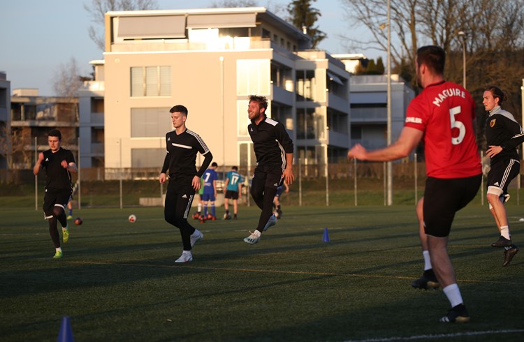 Die erste Mannschaft des FC Sempach an ihrem Training am letzten Dienstagabend auf dem Seeland. (Foto Geri Wyss)