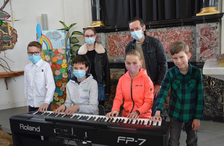 Die Klavierspielerinnen und Klavierspieler der Klavierklasse von Andrej Padalko gestalteten den Kinderkreuzweg mit ihren melancholischen Melodien mit. (Foto Margrit Leisibach-Hausheer)
