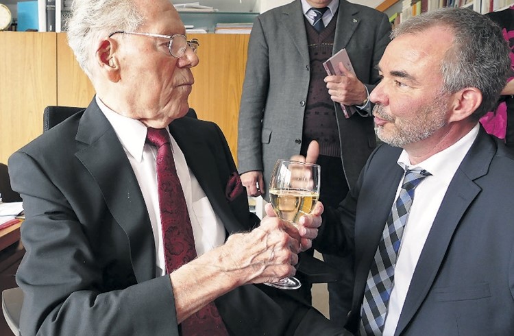 Sursees Stadtpräsident Beat Leu gratulierte Hans Küng im März 2018 persönlich zu seinem 90. Geburtstag. (Foto zVg/Archiv)