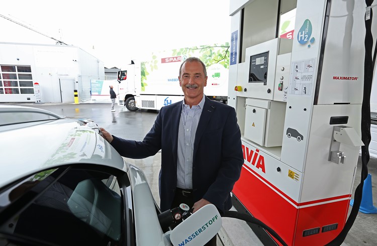 Urs Schmidli, CEO der Schätzle AG tankt den mit Wasserstoff betriebenen Hyundai Nexo. Foto: Ana Birchler-Cruz